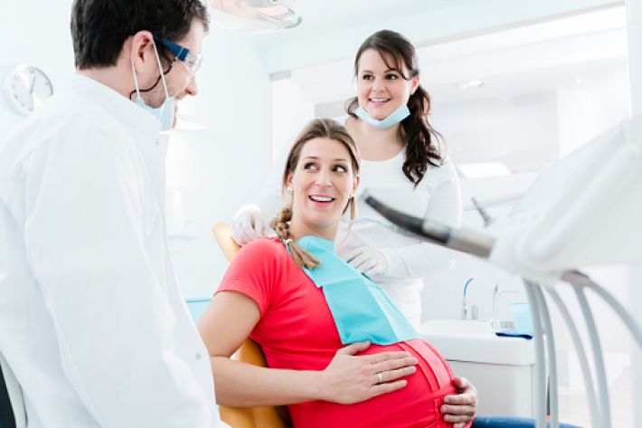 Как поступить при возникновении зубной боли во время беременности?