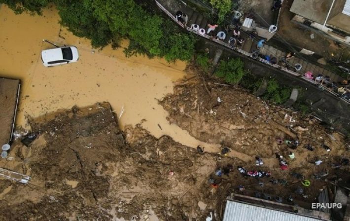 Более 100 человек стали жертвами наводнений в Бразилии (видео)