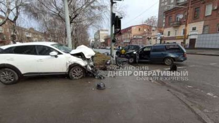 В Днепре на перекрестке Mazda врезалась в Volkswagen: есть пострадавшие (видео момента)