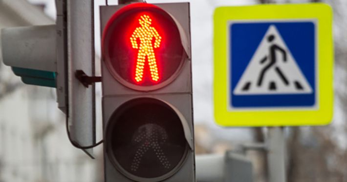 В Мелитополе пешеходов повеселила кнопка у светофора (фото)