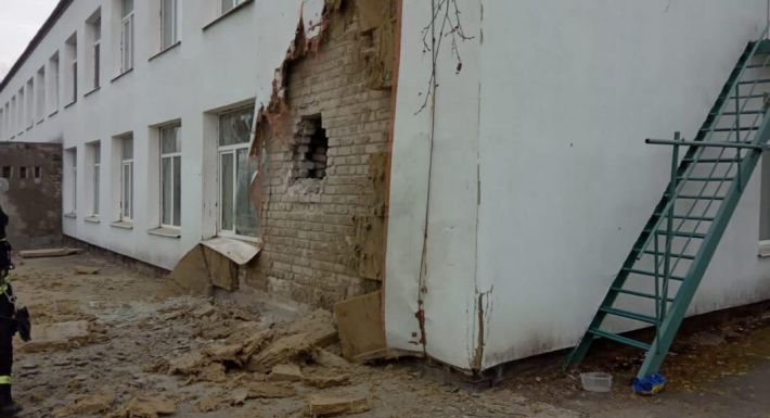Обстрелы оккупантами детсада и школы на Луганщине признали терактами: подробности (видео)