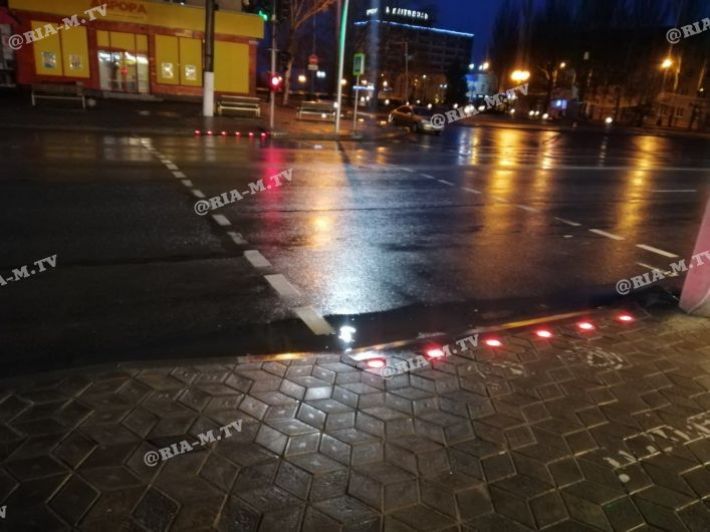 Умные пешеходные переходы начали монтировать в Мелитополе (фото, видео)