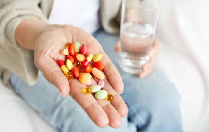 Что нужно сделать перед употреблением витаминов: врач дала точный ответ
