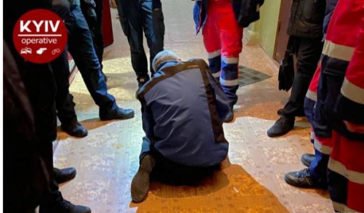 Кидался на полицию с ножом и распалил в квартире костер: в Киеве задержали неадекватного мужчину, фото