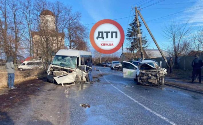 Под Киевом произошло серьезное ДТП с маршруткой: много пострадавших, фото