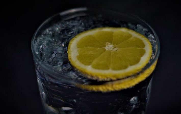 Врач рассказала, как наш организм может изменить ежедневный стакан воды с лимоном
