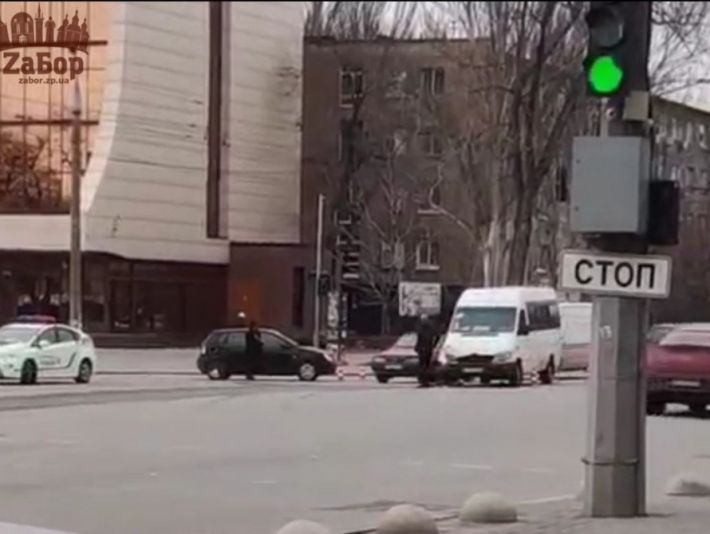 В Запорожье произошло ДТП с маршруткой и легковым авто (фото)
