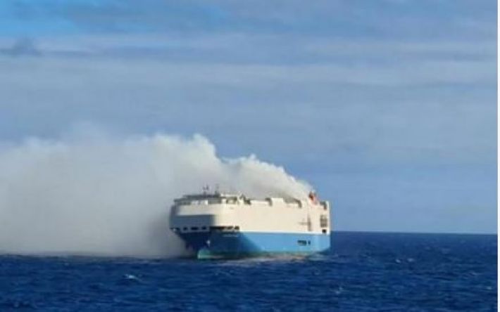 Корабль-призрак: в Атлантическом океане дрейфует покинутое горящее судно с автомобилями Porsche