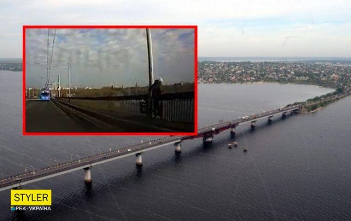 "Копы" Андрей и Юлия спасли женщину, которая хотела прыгнуть с моста: видео героического поступка