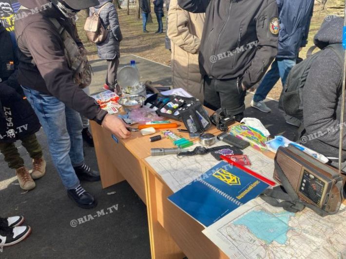 Жителей Мелитополя учили собирать тревожный чемоданчик – запасаемся презервативами (фото, видео)