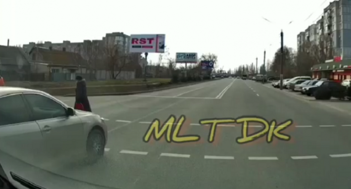 В Мелитополе водитель на переходе едва не сбил пенсионерку (видео)