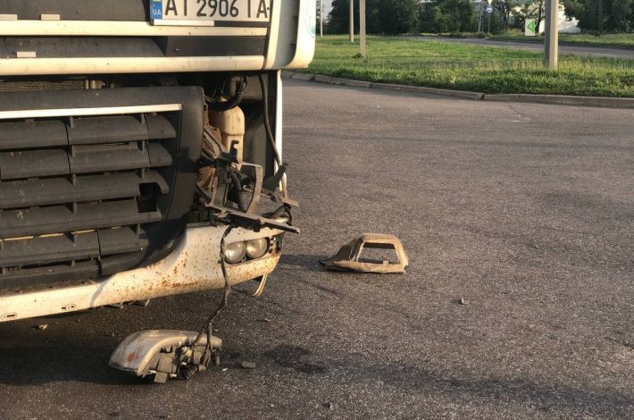 В Запорожье легковой автомобиль столкнулся с фурой (видео)