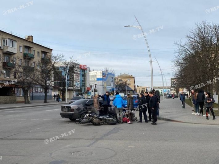 В центре Мелитополя мотоцикл влетел в легковушку - двое пострадавших (фото, видео)