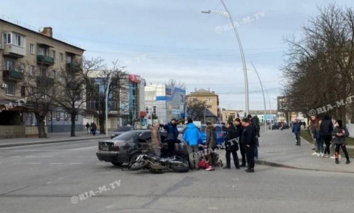 Водитель и пассажирка мотоцикла получили серьезные травмы в ДТП в центре Мелитополя