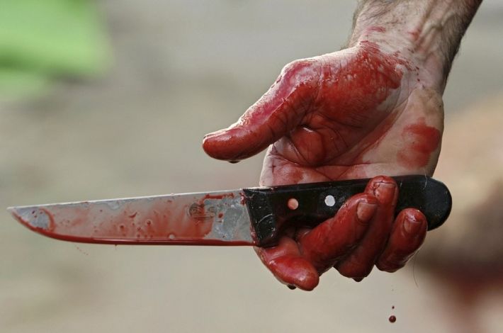 Под Мелитополем мужчина пытался зарезать себя ножом