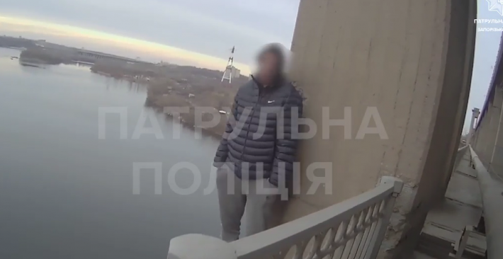 Появилось видео, как 36-летний мужчина намеревался прыгнуть с моста в Запорожье