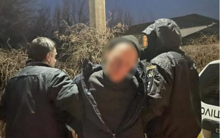 Под Киевом мужчина с ножом пытался убить соседку: фото и видео