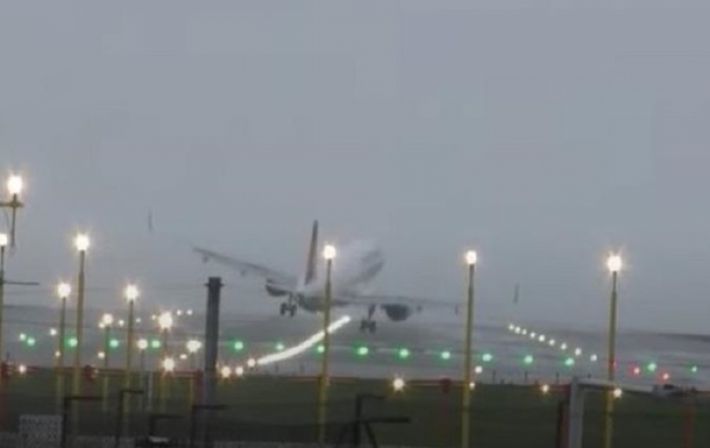 В Британии самолет прервал посадку из-за шторма (видео)