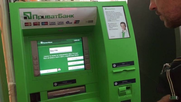 В Мелитополе многострадальный банкомат снова переехал (видео)