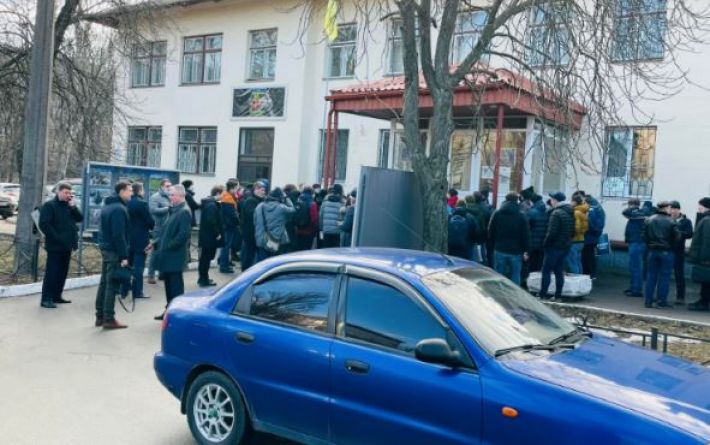 В Киеве у военкомата выстроилась большая очередь на мобилизацию: фото и видео