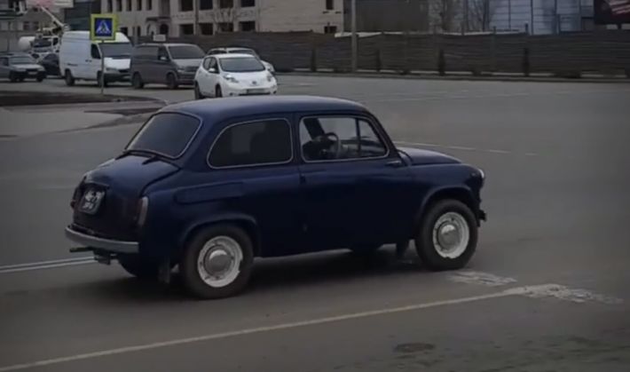 На улицах Мелитополя запечатлели раритетный автомобиль (видео)