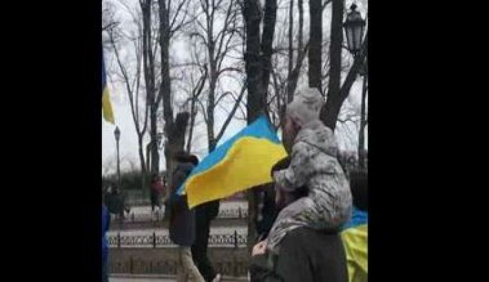 "Україна понад усе!", - маленька одеситка вигукує патріотичне гасло на Марші єдності. Емоційне ВIДЕО