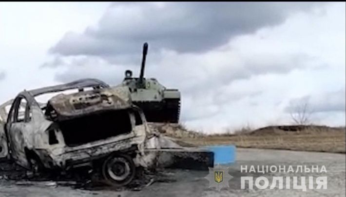 Под Киевом авто "запрыгнуло" на "Вечный огонь" и сгорело дотла: фото и видео