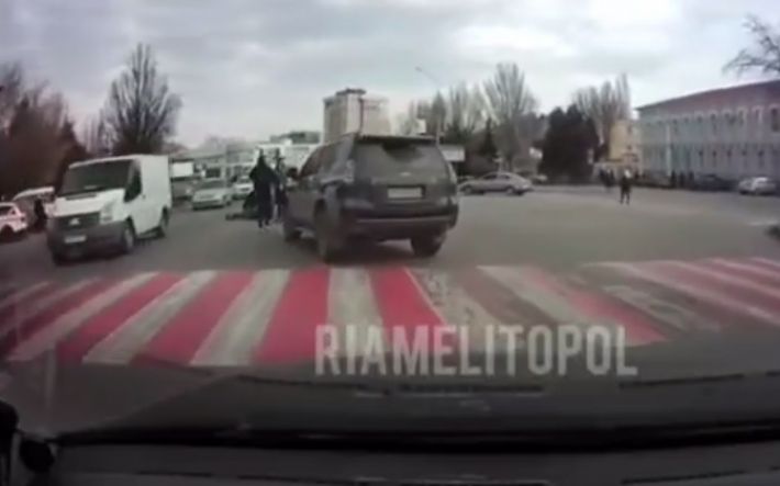 В центре Мелитополя сбили велосипедиста (видео)