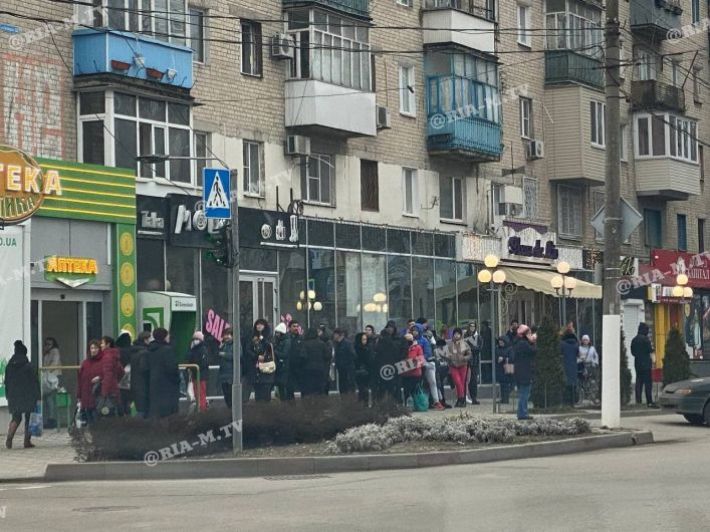 В Мелитополе огромные очереди на заправках и к банкоматам (видео, фото)