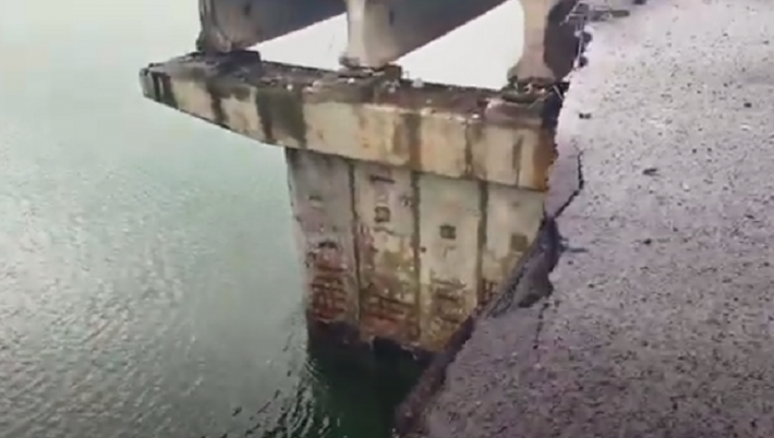 Под Геническом снарядом разбита часть моста (видео)