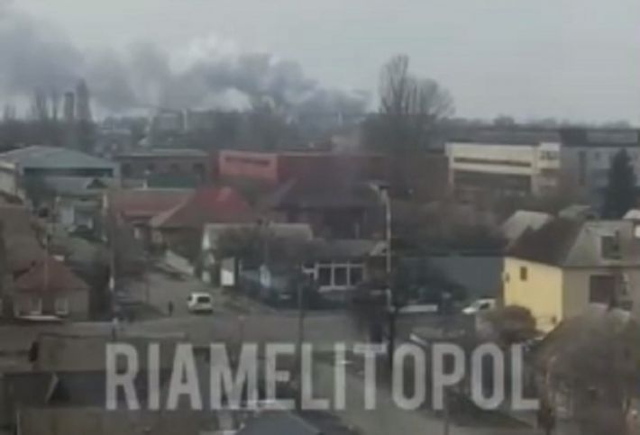 В Мелитополе снова слышны выстрелы на аэродроме - идет дым