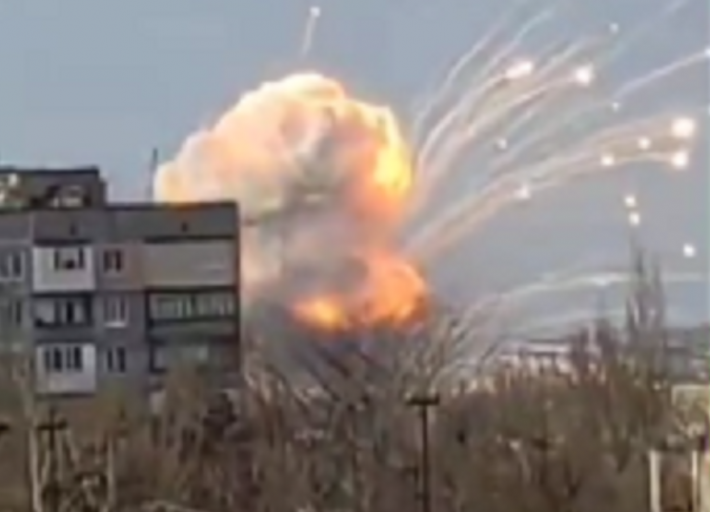 В Мелитополе продолжается обстрел аэродром - новые кадры (видео)