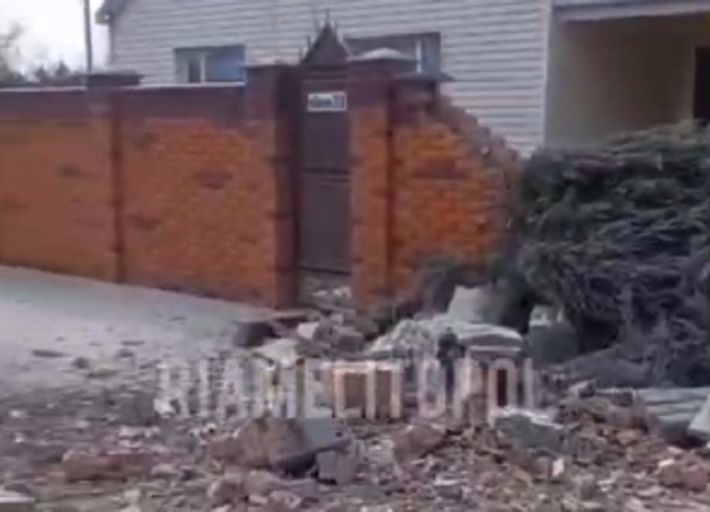 В Мелитополе снаряд попал в дом (фото, видео)