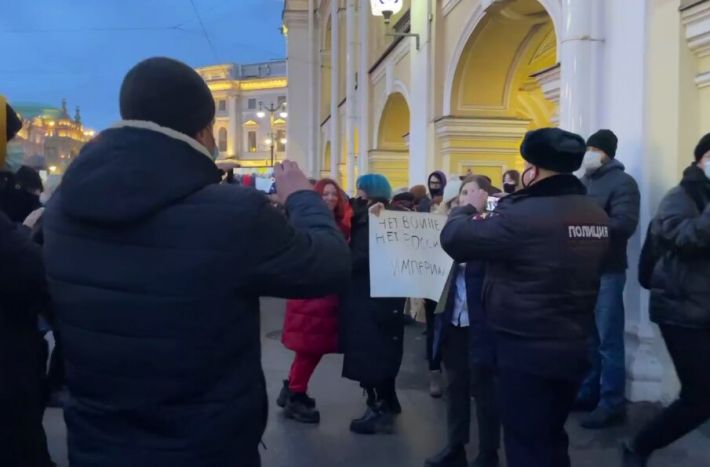 На антивоенных акциях в РФ задержаны около 200 человек в 24 городах России