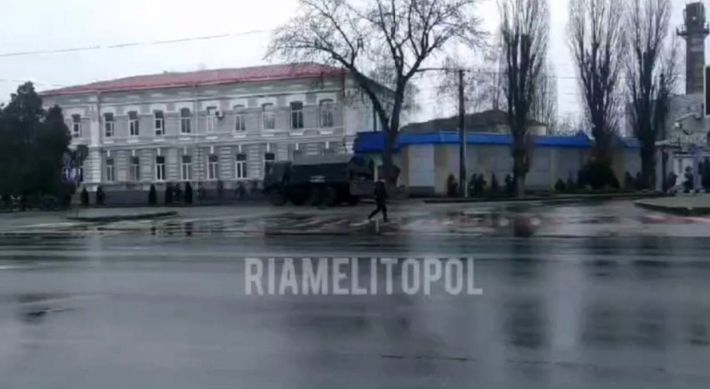 В Мелитополе российские оккупанты расстреливают здание СБУ