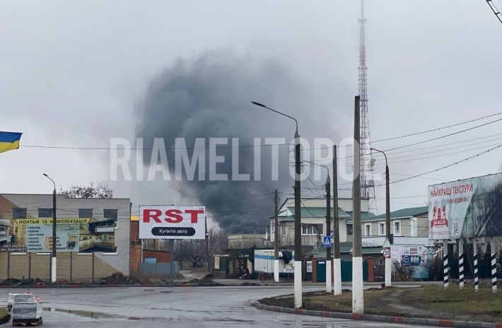 В Мелитополе горит станция техобслуживания (видео)