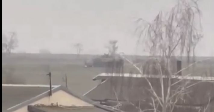 Город в блокаде - в Мелитополе показали видео колонны танков РФ на окраине города в поле и центральных улицах (видео)