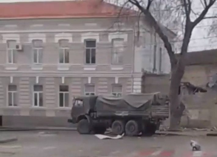 В центре Мелитополя снаряд угодил в здание СБУ,  над городом кружат вертолеты (фото, видео)