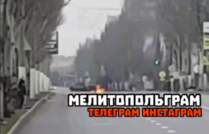 В Мелитополе в сети появилось видео пылающего танка - что происходит в  городе (видео)