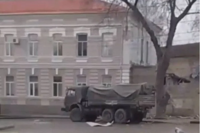 Появилось новое видео нападения россиян на здание СБУ в Мелитополе