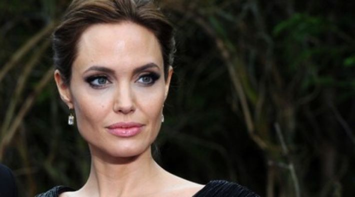 Я молюсь за людей в Украине: Анджелина Джоли призывает РФ прекратить войну