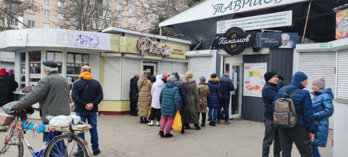 Очереди в аптеки,  супермаркеты ограблены - жители Мелитополя пополняют запасы еды и лекарств (фото)