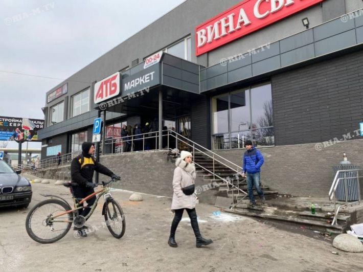 В Мелитополе оккупанты уже защищают супермаркеты от мародёров (фото, видео)