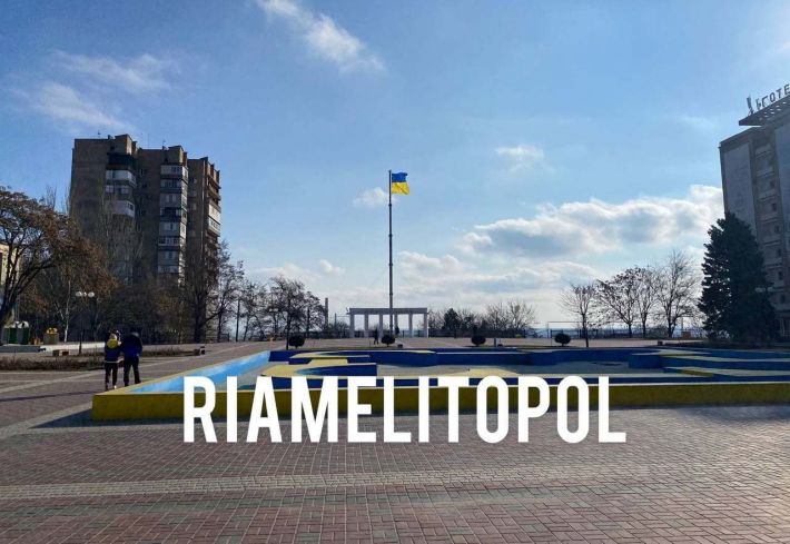 В Мелитополе над площадью реет украинский флаг (фото)