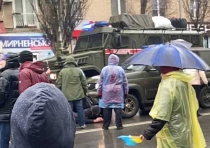 Жители Мелитополя гнали российских оккупантов из города - те открыли стрельбу (видео, фото)