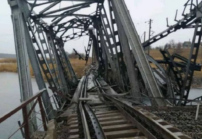 Мелитополь остался без железнодорожного сообщения - под Васильевкой разрушен мост (фото)