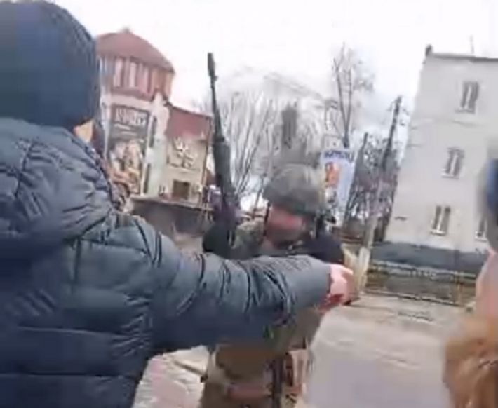 Жители Мелитополя выгоняют из города оккупантов - те открыли стрельбу