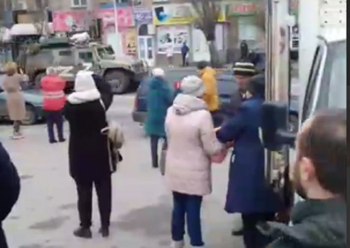 В Мелитополе горожане послали на Х… оккупантов России с ретранслятором (видео)