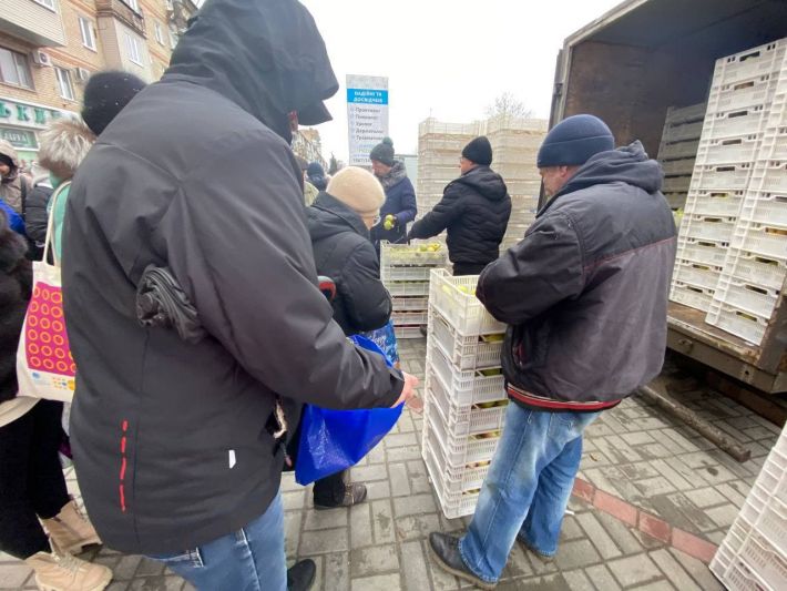 В Мелитополе продолжают раздавать горожанам яблоки (фото)
