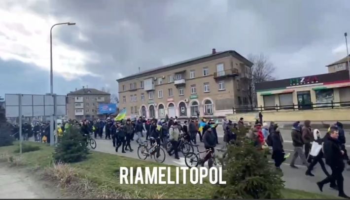В Мелитополе сегодня тысячи горожан гнали путинскую орду (видео)